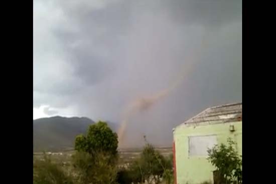 VIDEO: Se forma tornado en Coahuila; dura más de 10 minutos