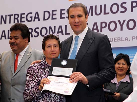 RMV entrega apoyos por 81.8 mdp a agremiados al SNTE