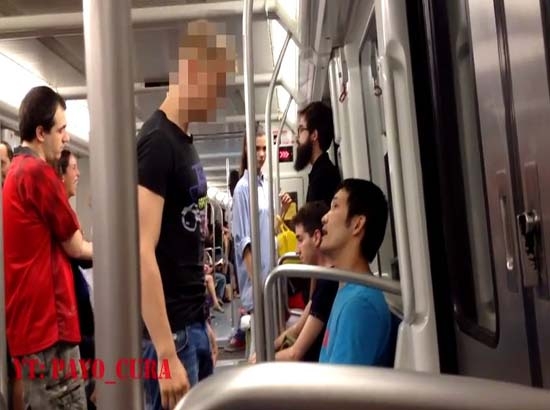 VIDEO: Nazi golpea a joven asiático en metro de Barcelona