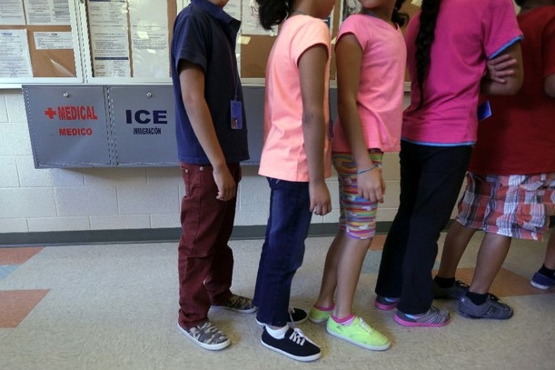 Niños migrantes reciben por error vacuna contra hepatitis en Texas