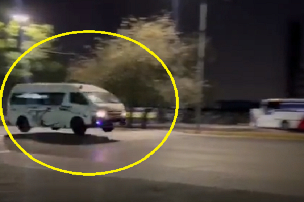 VIDEO: Transporte público “vuela” paso peatonal en Puebla por exceso de velocidad
