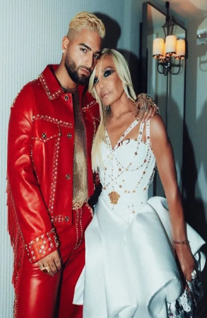 Maluma y Donatella Versace ¿de romance?