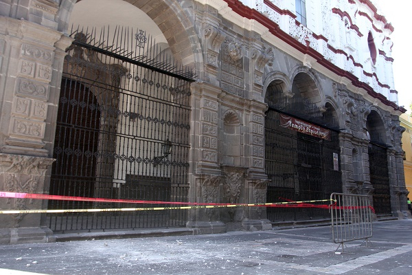 Cae cornisa de la fachada del Templo de la Compañía en Puebla