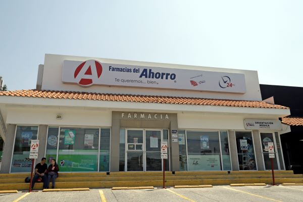 Por COVID, inician cierre franquicias de Farmacias del Ahorro y Pizza Hut