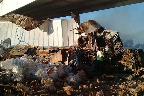 Volcó tráiler cargado de paquetes con botellas de agua en la autopista México-Puebla