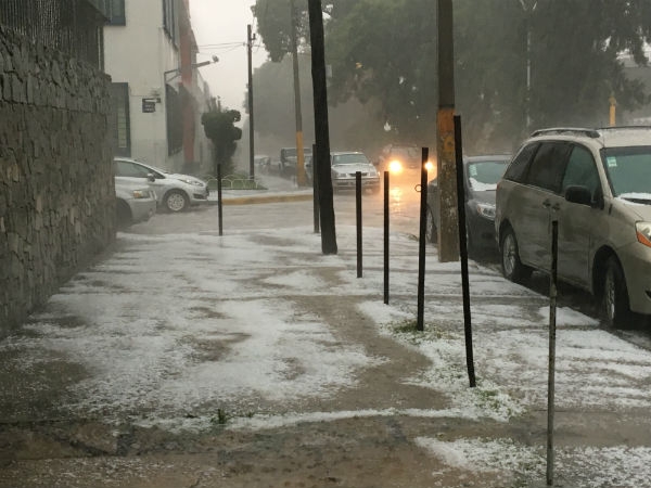 FOTOS Y VIDEO: Granizada golpea y cubre de blanco a Puebla