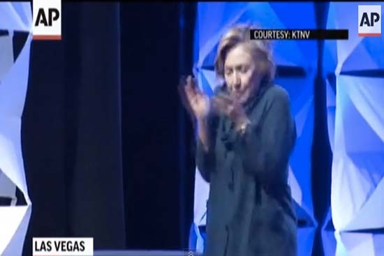 VIDEO: Lanzan “zapatazo” a Hillary Clinton y lo esquiva