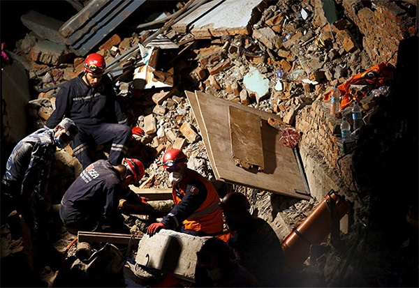 Médico mexicano se une a fuerzas de rescate en Nepal