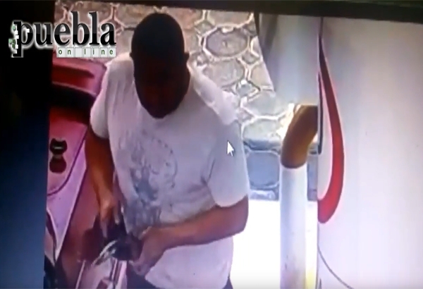Así roban celulares a despachadores de gasolineras en Puebla