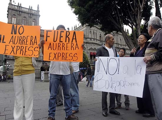 Vecinos de Plazas Amalucan se rebelan contra construcción de Aurrerá