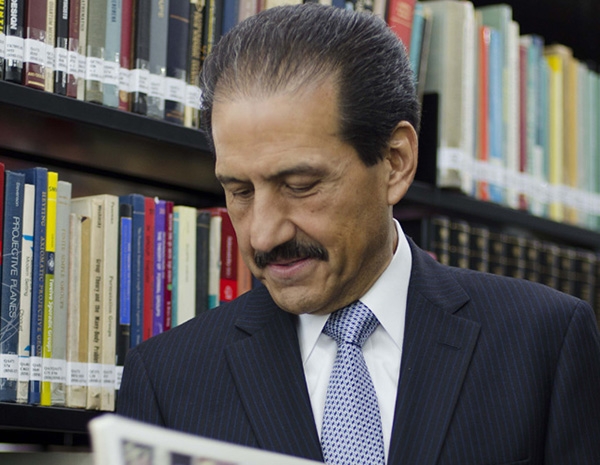 El rector de la BUAP inaugura acervo bibliográfico en honor al pionero de la computación en el mundo