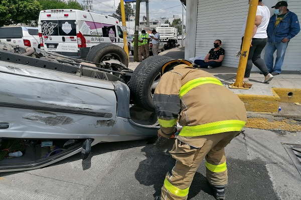 Camioneta queda volcada tras colisión en la colonia Volcanes