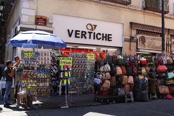 Ventas cayeron hasta 50% por ambulantes en el Centro Histórico de Puebla