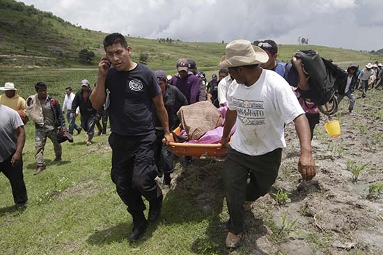 Azumiatla: hallan dos cuerpos arrastrados por la lluvia; niño sigue desaparecido