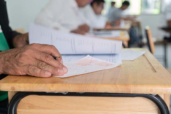 Adultos regresan a clases en Puebla: incrementan egresados y estudiantes en 2021