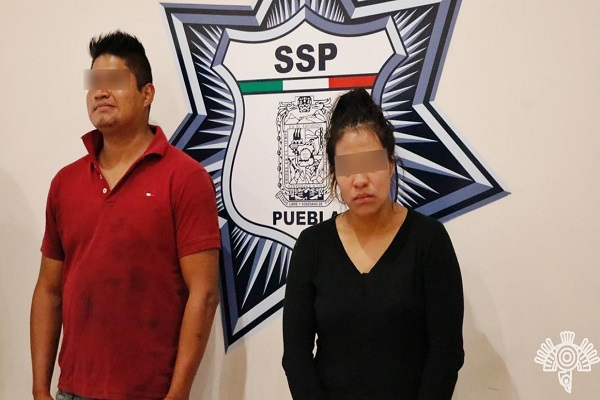 Pareja acordaba compra de vehículos en Facebook y los robaba en Amozoc