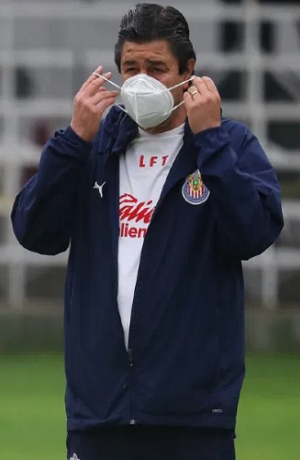 Luis Fernando Tena, estratega de Chivas, dio positivo a coronavirus