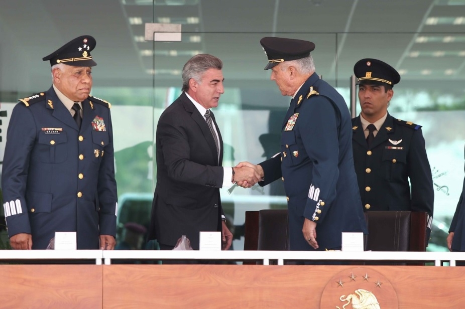 Salvador Cienfuegos y Tony Gali encabezan ceremonia de graduación de sargentos