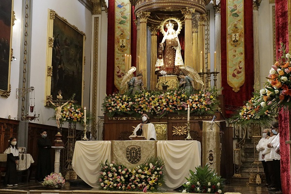 FOTOS: Poblanos acuden con medidas sanitarias a la iglesia del Carmen