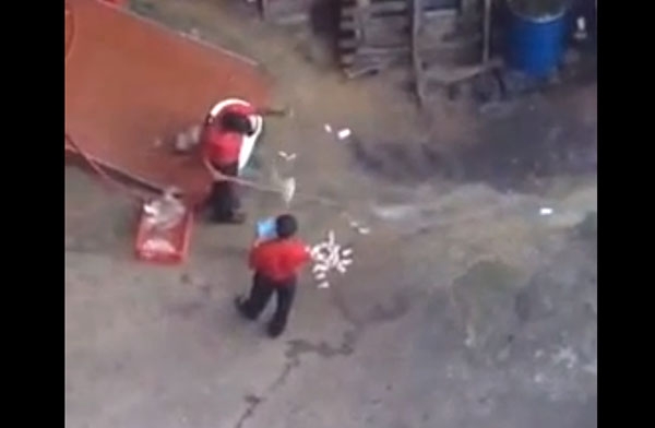 VIDEO: KFC en Sudáfrica lava los pollos en el piso
