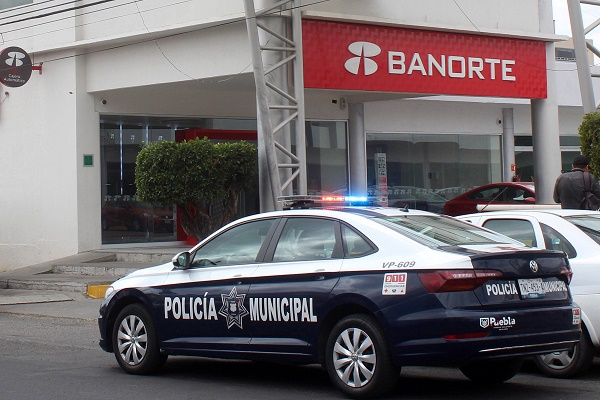 Amagaron a cajera con pistola y atracan Banorte de Plaza del Sol