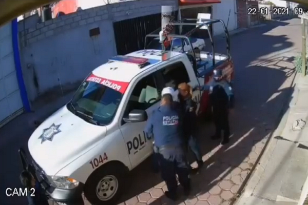 Policías de la SSP detienen sin motivo aparente a joven en la colonia Casa Blanca