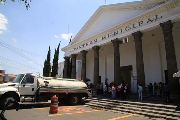 Más de 90 mil personas acudieron a panteones de la capital por el Día de las Madres