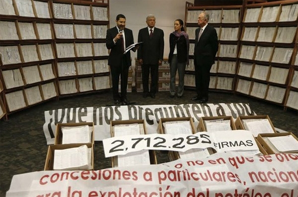 AMLO entrega 2.7 millones de firmas para la consulta energética