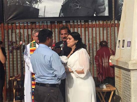 Pareja de mexicanos dividida por una deportación se casa en malla fronteriza