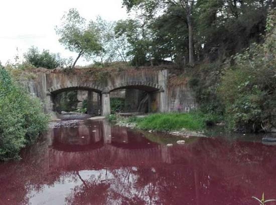 Así contamina el río Atoyac una empresa textilera de Puebla
