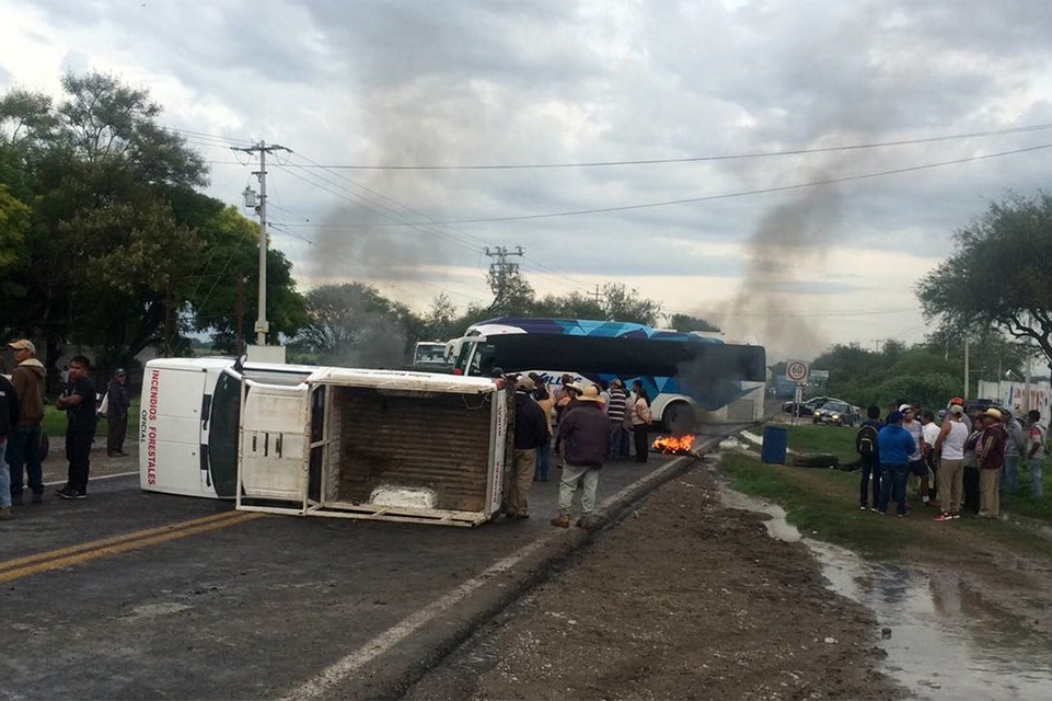 VIDEOS: Incendian vehículo en Tepanco de López en protesta por inseguridad