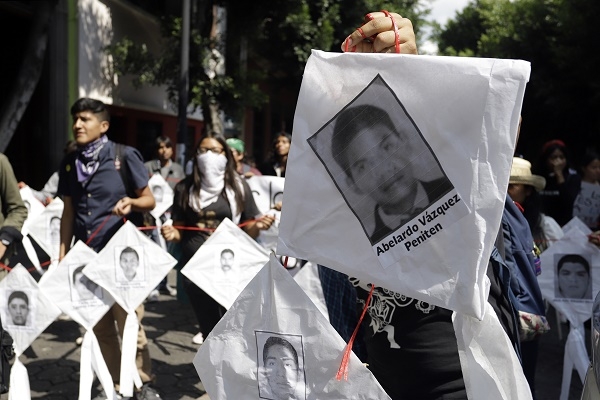 Estudiantes de la BUAP recordaron con marcha a los 43 desaparecidos de Ayotzinapa