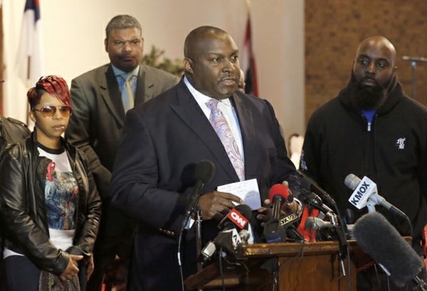 Padres de Michael Brown demandarán al gobierno de Ferguson