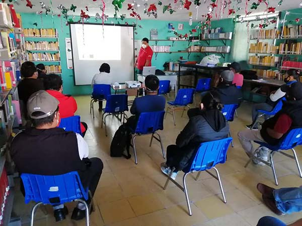 Cuautlancingo: Capacitan a comerciantes en preparación de alimentos
