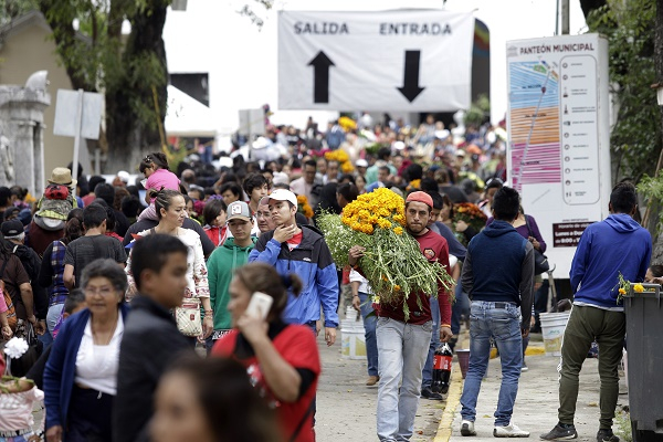 Barbosa reitera exhorto a alcaldes para reabrir panteones en Día de Muertos