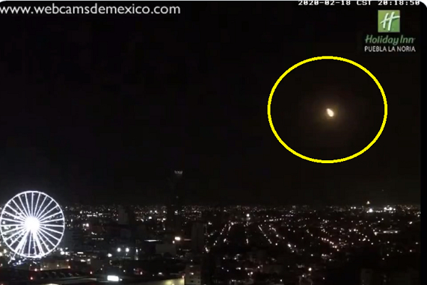 Objeto iluminó cielo del centro del país; así se vio desde Puebla