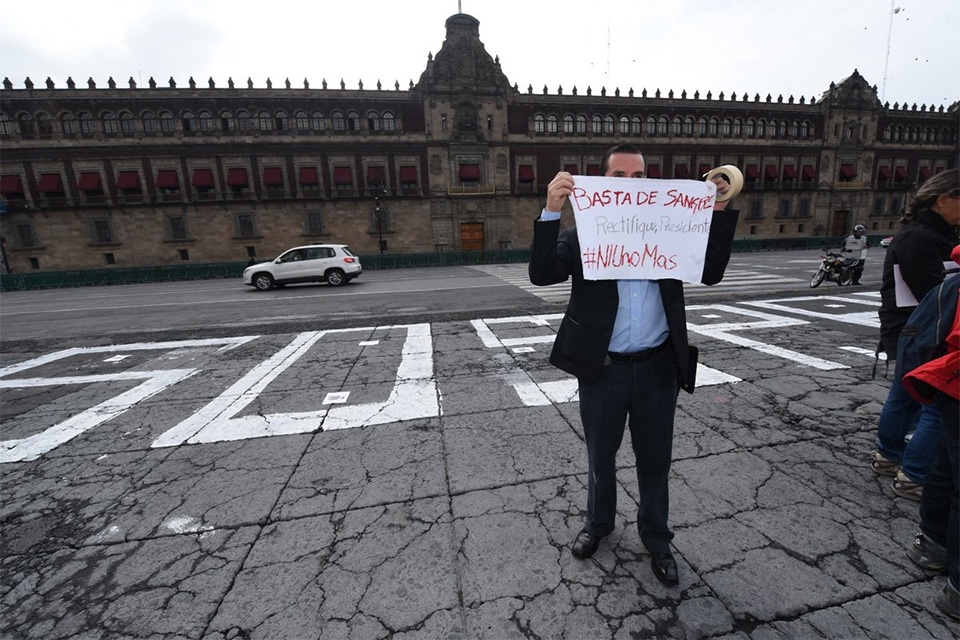 VIDEOS: #SOSPrensa, protesta en el zócalo de CDMX que Mancera borra