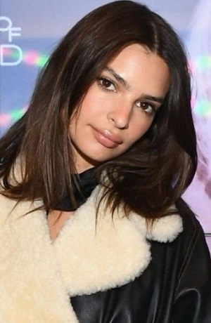 Emily Ratajkowski apareció sin ropa en…