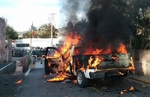 Militares enfrentan a padres y normalistas en Iguala; cuatro heridos