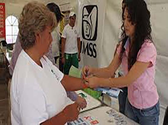 Feria de la Salud del IMSS en el zócalo de Puebla, el 30 de agosto