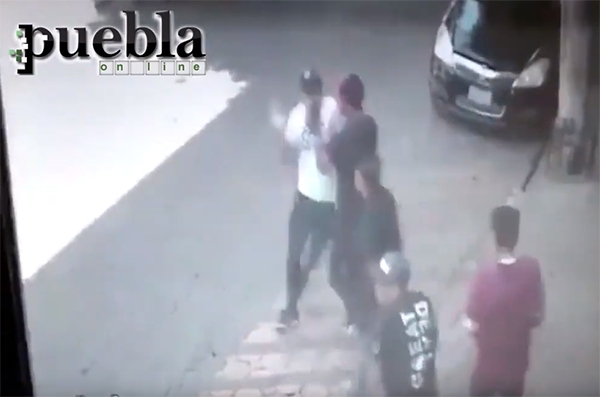 Asaltan con cuchillo en mano a joven a una cuadra del Zócalo de Puebla