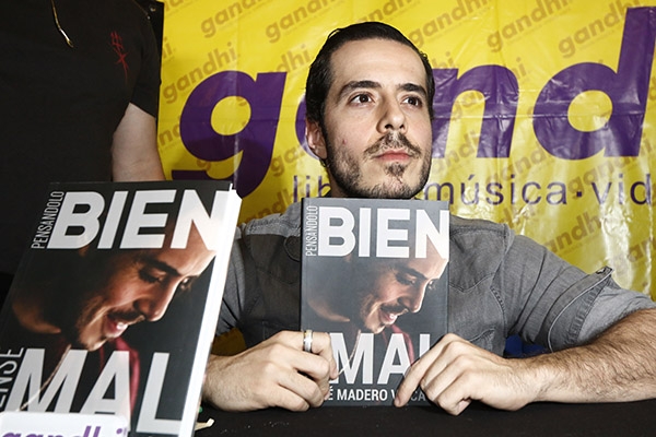 Vocalista de PXNDX presenta en Puebla su nuevo libro