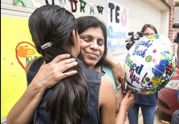 “No más días grises”, dice mamá de Alondra Díaz al llegar a Texas