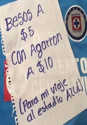 FOTOS: Vende besos y “agarrón” para poder ver al Cruz Azul
