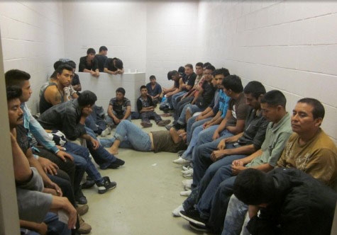 FOTOS: Ilegales “amontonados” en centros de detención de EU