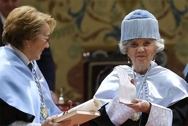 Poniatowska recomienda a políticos “menos face y más book”