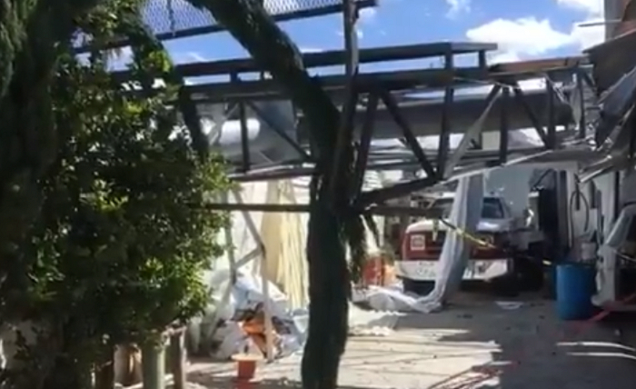 VIDEO: Anuncio espectacular cae por fuerte viento en la colonia Aquiles Serdán