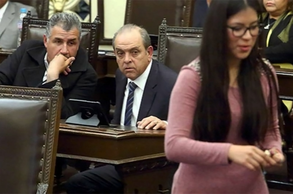 Exhiben a diputados del PAN acosando a edecán del Congreso de Puebla