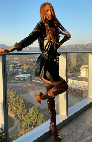 Yanet García presume elegante atuendo para redes sociales