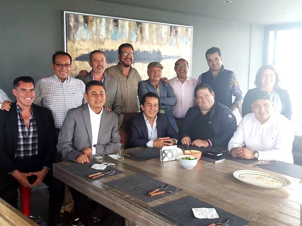 Karina Pérez despide a secretario por tomarse la foto con petista